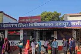  तेज रफ्तार पिकअप ने मॉर्निंग वॉक कर रहे 3 लाेगाें को रौंदा, दो की मौत, एक की हालत गंभीर खबरगली A speeding pickup truck ran over three people on a morning walk, killing two and leaving one in critical condition. jashpur chhattisgarh accident hindi news khabargali 