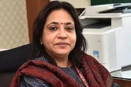 IAS officer Richa Sharma was trapped in a lift for 20 minutes and suffered from suffocation. Hindi news latest news khabargali 