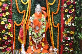Celebration of birth anniversary at Shri Chintahar Hanuman Temple in Chaubey Colony: 1000 devotees recited Chalisa together, devotees danced to the hymns, crowd gathered to see Hanuman Ji seated in the cradle swing, Bhajan singer Sachin Gupta and party, organiser Deepak Naresh Kedia, Raipur, Chhattisgarh, Khabargali