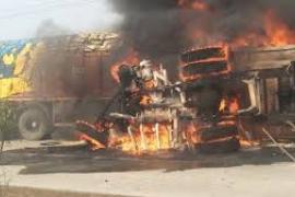 Three trucks collided and caught fire, resulting in the tragic death of two people. hindi news latest hindi news khabargali 