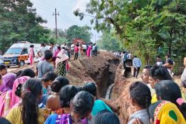 Three workers, including a woman, died after the soil caved in during sewerage pipeline work  big News hindi news latest khabargali