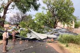 Severe storm wreaks havoc in Uttar Pradesh, 111 deaths in 24 hours, heavy damage in 26 districts latest News hindi News big News khabargali 