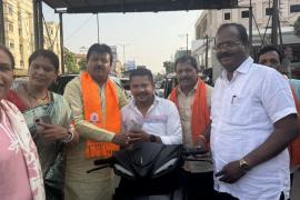 BJP's historic victory in Bengal celebrated in Raipur, Civil Supplies Corporation Chairman Sanjay Srivastava fed 'Jhalmuri' to passersby, credited Modi wave and hard work of workers, Raipur, Chhattisgarh, Khabargali