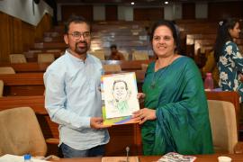 In the political hustle and bustle, his appearance became like a cartoon, on World Cartoonist Day, Mayor Meenal Choubey tickled everyone, got his live caricature made, cartoon magazine 'Cartoon Watch' and Cactus Sanstha, editor Trimbak Sharma, Raipur, Chhattisgarh, Khabargali,