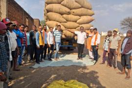 Unique celebration of victory: BJP Business Cell presented an example of Sanatan Dharma with cow service, cow shelter located at Gokuldham, State Coordinator Subhash Agarwal, Rudra Seva Samiti, Raipur, Chhattisgarh, Khabargali