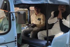 Chhattisgarh Civil Supplies Corporation Chairman Sanjay Srivastava reached Nava Raipur office by e-rickshaw, assimilated the call of Prime Minister Modi, Chhattisgarh, Khabargali