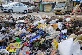 Raipur's garbage crisis: Sanitation workers' strike stalls door-to-door collection for the sixth day, troubling public, Khabargali 