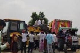 The groom arrived with 51 tractor-trolleys, and the bride's side welcomed him with a JCB. The unique wedding is being widely discussed. hindi news Rajathan news khabargali 