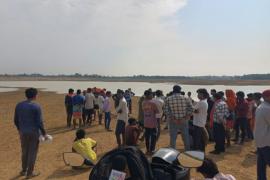 Boat capsized while fishing at midnight; 9 people were on board—6 swam to safety, while 3 are missing surajpur hindi news khabargali 