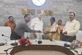 Jagdalpur, Bastar, Persons with Disabilities, Lokesh Kavadiya, Chhattisgarh Handicapped Finance and Development Corporation, Social Welfare Department, Self-Employment, Loan Scheme, Disabled Beneficiaries, Vocational Training, Additional Collector C.P. Baghel and Deputy Director of Social Welfare Department Mrs. Suchita Minj, Khabargali