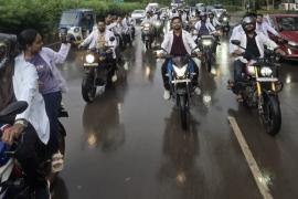 MBBS intern doctors' strike: Young doctors abandon hospital duties and embark on a bike rally, demanding a stipend of ₹30,000. The protest began in Raipur's Mekara. Intern doctors' protests intensified in several states, including Chhattisgarh, Khabargali 
