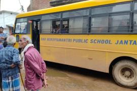 School bus runs over 3-year-old girl; driver and conductor arrested. chhattisgarh news bemetara news khabargali 