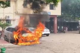 Durg Mayor's car suddenly caught fire; four people, including Alka Baghmar, were on board. durg news chhattisgarh news khabargali 