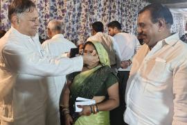'Seva Sankalp Abhiyan' Service Pledge Campaign held on Prime Minister Narendra Modi's birthday; 218 people received free spectacles. The Shri Vishwakarma Samaj and Mahavir Intercontinental Service Organization organized a free eye check-up and spectacle distribution camp. Attendees included Lokesh Kavadia, Chairman of the Chhattisgarh Divyangjan Finance and Development Corporation, and Prafulla Vishwakarma, Chairman of the Chhattisgarh Iron Craftsmen Development Board. Raipur, Chhattisgarh Khabargali.