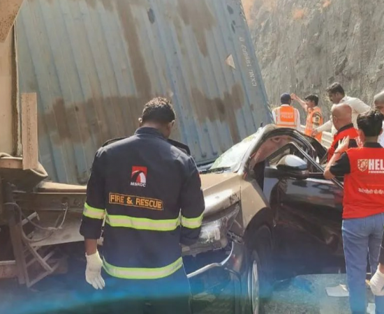 Container overturns on Innova car on Mumbai-Pune Expressway, 3 killed, 4 injured khabargali hindi News latest News
