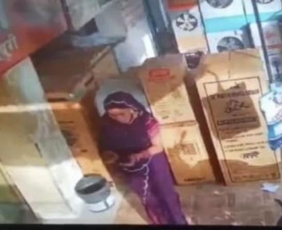 Woman tries on jewellery to 'call a friend', flees wearing jewellery worth Rs 5 lakh raipur chhattisgarh hindi news khabargali 