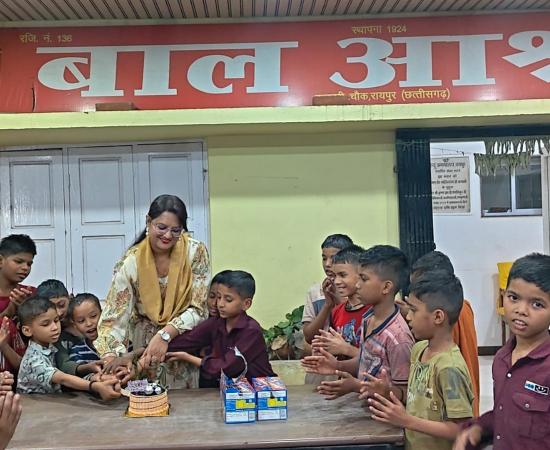 "Blessings from the innocent and support from loved ones: Star Vedic Welfare President Syed Salma celebrated her birthday at a children's home, and journalists congratulated her at the Press Club", Raipur, Chhattisgarh, Khabargali