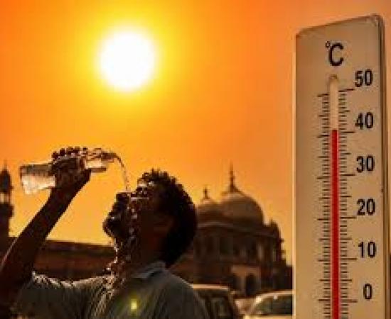  Heat wave conditions will wreak havoc across central India, including Chhattisgarh, for the next seven days. A heatwave alert has been issued, with a 14-year record broken in Delhi. new delhi hindi news khabargali 