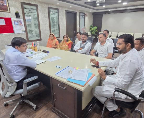 Congress councilors met with the Municipal Commissioner; discussed illegal tap regularization, property tax surcharge exemption, and ward development files. Raipur Municipal Corporation Leader of Opposition Akash Tiwari, Chhattisgarh, Khabargali