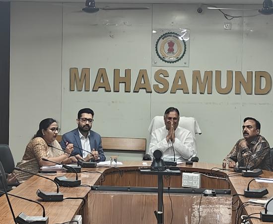 Salute to the success of the disabled in Mahasamund: They set an example by repaying their loans on time, and were honored by the Corporation Chairman at the Collectorate! Mr. Lokesh Kavadia, Chairman of the Chhattisgarh Disabled Finance and Development Corporation, was present as the chief guest. Chhattisgarh, Khabargali