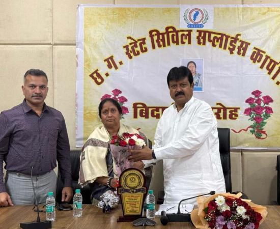 Raipur, Civil Supplies Corporation, Junior Assistant Indrani Yadav, Chairman of Civil Supplies Corporation Sanjay Srivastava, Naya Raipur, Retirement, Farewell Ceremony, Chhattisgarh News, Khabargali