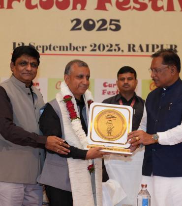 Chief Minister Shri Sai attended Cartoon Festival-2025, presented the Lifetime Achievement Award of Cartoon Watch magazine to renowned cartoonist of Jammu and Kashmir Shri Manoj Chopra, Editor of Cartoon Watch Trayambak Sharma, Raipur, Chhattisgarh, Khabargali
