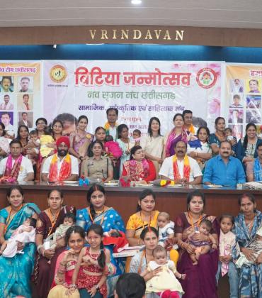 A Magnificent Confluence of Kanya Pujan,During Navratri A Grand Welcome Accorded to 151 Daughters Aged Between 10 Days and 6 Months and Their Parents. The 'Bitiya Janmotsav' Has Been Organized for 12 Years by the Navsrijan Manch. Dignitaries Present Included Varnika Sharma Chairperson, Child Rights Protection Commission, Amarjeet Singh Chhabra Chairperson, State Minorities Commission, Senior Police Officer IPS Chanchal Tiwari, and Social Worker Neetu Singh. Raipur, Chhattisgarh,Khabargali
