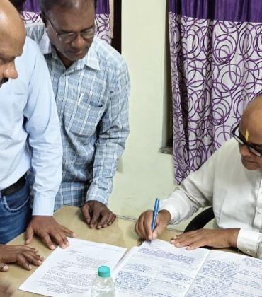 Saurabh Sharma became the authorized officer of Chhattisgarh State Cooperative Federation Limited, Sahakar Bharti, State Office Minister, Cooperation and Public Awareness Cell, senior member of Rashtriya Swayamsevak Sangh and State General Secretary of Sahakar Bharti Kaniram, Managing Director Mrs. Purnima Singh, Chief Executive Officer PC Dhruv, Raipur, Chhattisgarh, Khabargali