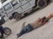 Pet dog dies in Raigarh; owner weeps inconsolably while clinging to the body in the middle of the road. Latest News hindi news khabargali 