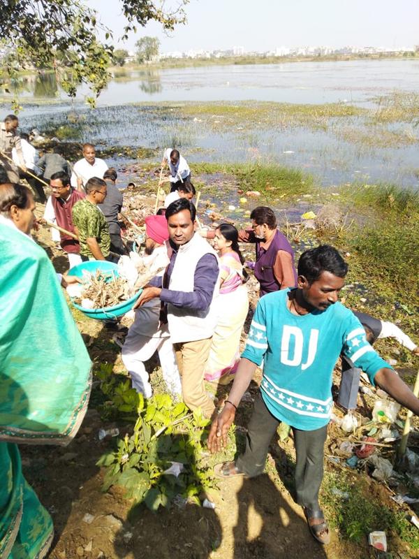 Cleaning and deepening of Gajraj Dam started by Khabargali, Green Army Raipur