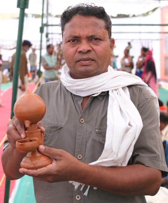 Magical lamp, terracotta craftsman, Village Industries Minister Guru Rudra, Ashok Chakradhari, Kondagaon, Chhattisgarh, Khabargali, Shilp-Nagri