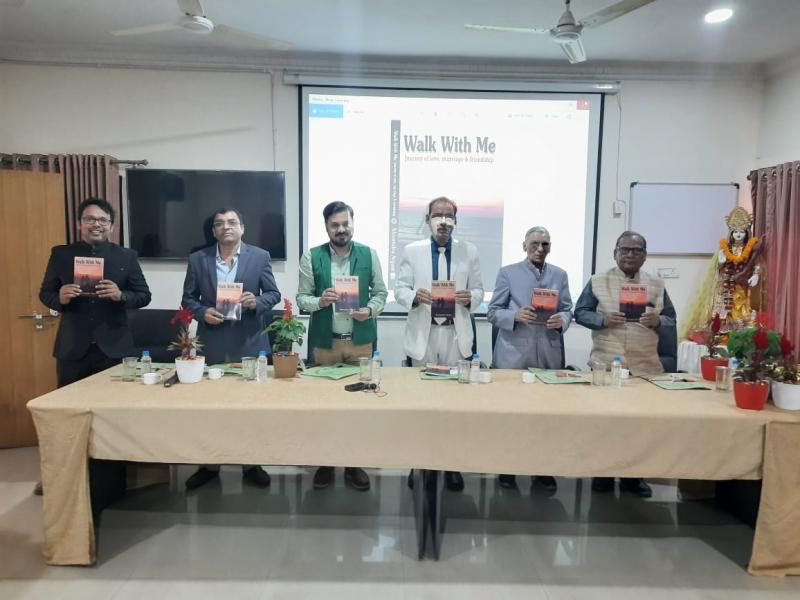 Shivendra Nigam, Book Walk with Me, Professor Keshari Lal Verma, Vice Chancellor Pandit Ravi Shankar Shukla University, Padmashree Anuj Sharma, Hittavad, Editor, E.V. Murali, Senior Journalist, Ramesh Nayar, Dr. Smita Sharma, Shankaracharya University, Vice Chancellor Professor Lakshmishankar Nigam, Dr. Sobha Nigam, Dr. Shail Sharma, Rahul Singh, M.L. Nayak, Ashok Pradhan, Rajendra Chandak, Dr. Brahme, Dr. Suparna Sengupta, Raipur, Khabargali