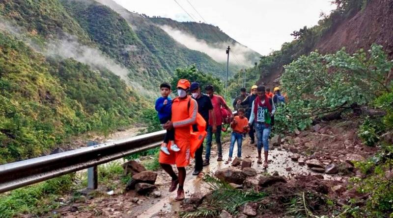 Destruction due to rain, landslides in Uttarakhand, Bengal, Sikkim, Darjeeling, Darma Valley, Tourist, Rescue Request, Heavy rain Kerala, Nainital, Kolkata, Landslide, Meteorological Department, Kalimpong, Alipurduar, Red Alert Jalpaiguri, Cooch Behar, Torrential Rain, Relief and Rescue Operations, Army, Police, khabargali