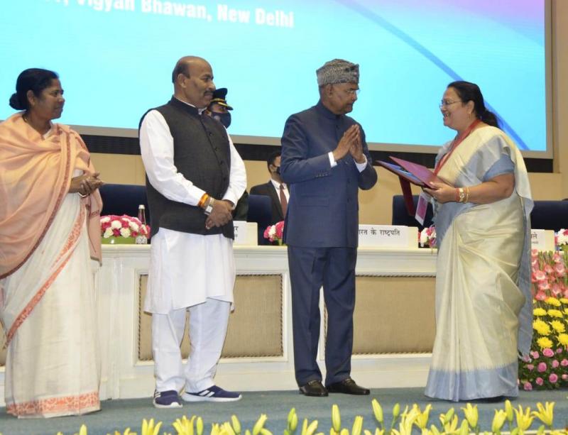 Three National Awards to Divyangjan, Chhattisgarh, International Day of Disability, President Shri Ram Nath Kovind, Women and Child Development Minister Smt. Anila Bhendia, Smt. Reena Babasaheb Kangale, Director P. Dayanand, Deputy Secretary Rajesh Tiwari, Joint Director Pankaj Verma, Khabargali