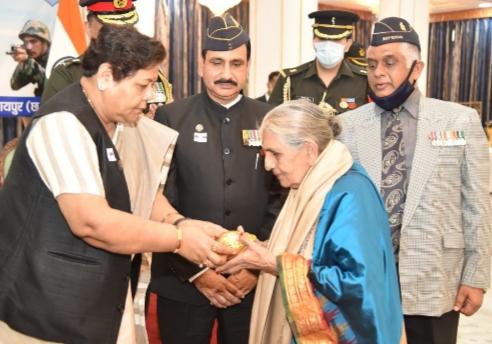 Armed Forces Flag Day, Governor Ms. Anusuiya Uikey, Veer Naris and Mothers, Ex-Servicemen, Martyred Soldiers, Martyr Col. Biplab Tripathi, Galwan Valley, Indian Army, Sainik Welfare Board Institution, Lt. Gen. S.  Mohan, Brigadier Vivek Sharma, Raipur, Chhattisgarh, Khabargali