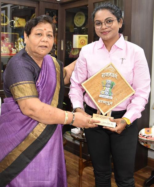 Governor Ms. Anusuiya Uikey, Raj Bhavan, Bastar Mountaineer, Naina Dhakad, Chhattisgarh, Khabargali