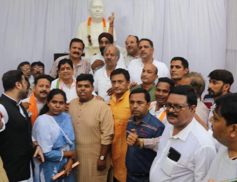 Former National Vice President of World Brahmin Federation, Provincial President of Sarva Yuva Brahmin Parishad, Youth Congress, Milk Union President, Late. Shri Ajay Tripathi, Statue Unveiling Ceremony, Death Anniversary, Jawahar Udyan, Tagore Nagar, Arvind Ojha, Raipur, Chhattisgarh, Khabargali