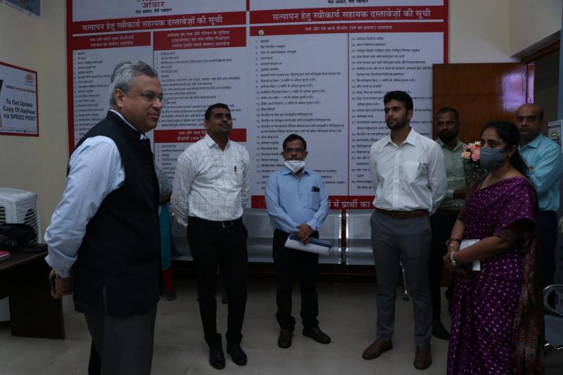 Unique Identification of India, Dr. Saurabh Garg, Chief Executive Officer, UIDAI, Deputy Director General Smt. Sangeeta P., Chhattisgarh State Aadhaar Director Srinivas Naik, Municipal Corporation Commissioner Mayank Chaturvadi, CHIPs, Joint Chief Executive Officer, Nilesh Soni, Khabargali
