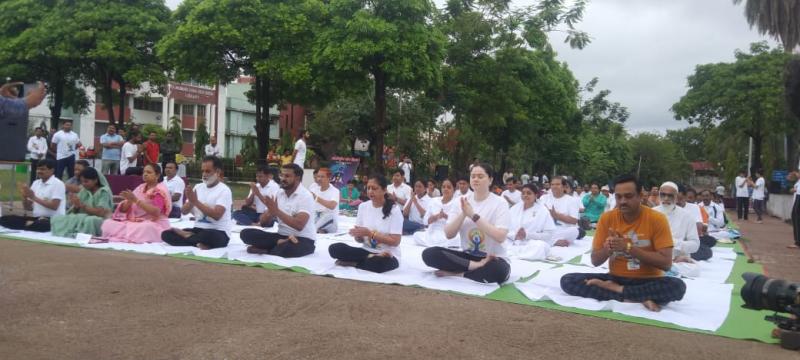 Yoga Day, Combination of Yoga with Music, Indira Kala Sangeet Vishwavidyalaya, Khairagarh University, Yashoda Nilambar Verma, Vice Chancellor Padmashree Mokshada, Mamta Chandrakar, Yoga Instructor Dr. Ajay Pandey, Khabargali