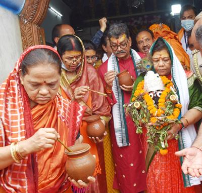 The holy festival of Rath Yatra, Raipur, the famous Jagannath temple located in Gayatri Nagar, Governor Ms. Anusuiya Uike, Chief Minister Bhupesh Baghel, the rituals of Chherapahara completed in the temple, Buhari with a gold broom, Mahaprabhu Jagannath, elder brother Balabhadra, sister Subhadra, Jagannathpuri, Khabargali