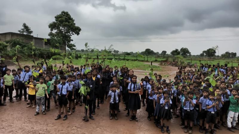 Universal Public School, Saragaon, to make children aware of the environment, Director Bhagwat Sahu, Plantation, Chhattisgarh, Khabargali