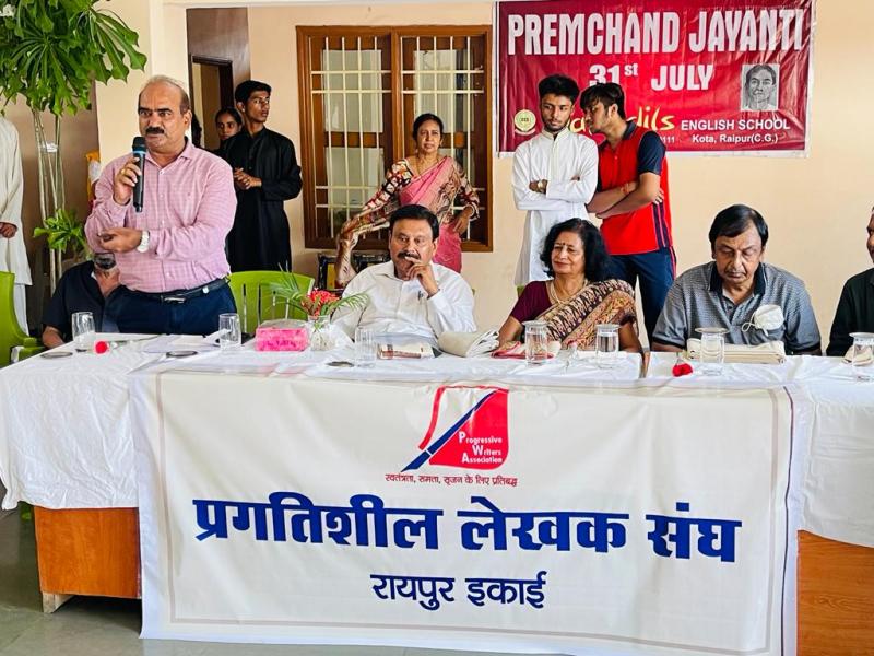 Daffodils English School, Prales, Raipur, Premchand Jayanti, story writer Urmila Shukla and senior litterateur Dr. Rakesh Tiwari, Dr. Alok Verma, Secretary Sanjay Sham, Asha Vig, Nandkumar Kansari, Arun Kathote from IPTA, Balkrishna Iyer, Dr. Akhilesh Tripathi, Shekhar Nag, Progressive Writers Association, Raipur, Chhattisgarh, Khabargali