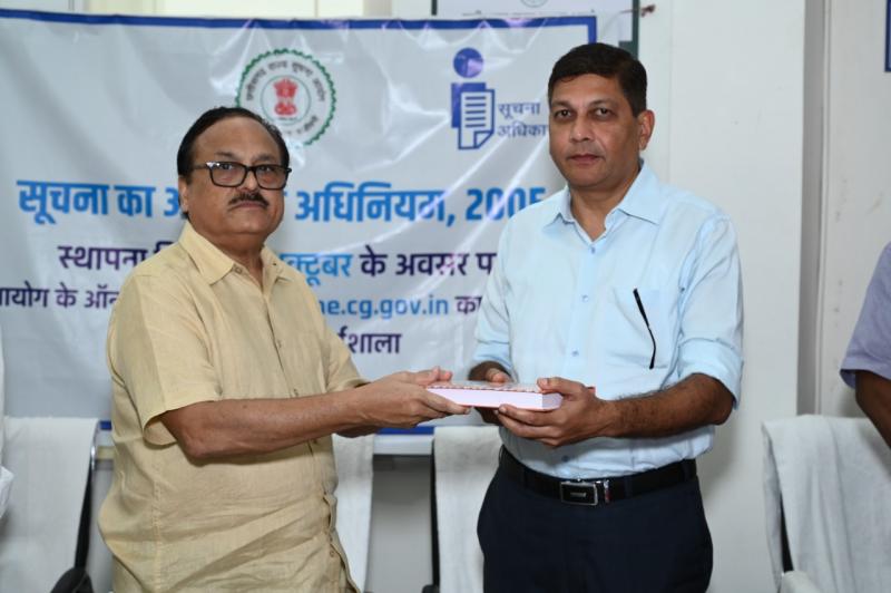 State Information Commission, online web portal, Chief Secretary Amitabh Jain, Chief Information Commissioner MK Raut, State Information Commissioner Ashok Aggarwal, Manoj Trivedi, Dhanvendra Jaiswal, former State Information Commissioner Mohan Rao Pawar, Secretary General Administration Department DD Singh, State Information Secretary of the Commission, Anand Masih, Chhattisgarh, Khabargali