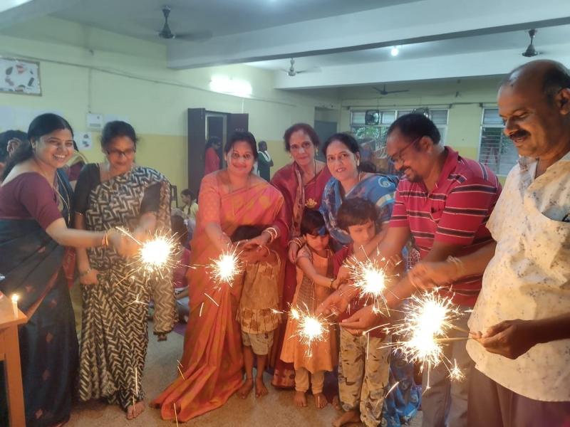 Visually Impaired Children, Prerna, Blind Disabled Girl, Deepawali's Deep, Zindagi Na Milegi Dobara, Service Future Organization, Sushma Tiwari, Shramik Basti, Children's Ashram, Vanvasi Kalyan Ashram, Divyang School, Old Age Home, Ajay Sharma, Chandrasena Dewan, Swati Soni, Hemlata Suman Sharma, Bihari Lal Sharma, Santosh Sahu, Manisha Chandrakar, Neelima Mishra, Mamta Badgaiya, Rashmi Sharma, Neelu Sharma, Pratibha Gupta, Raipur, Khabargali