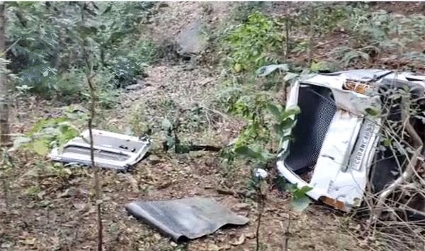 Car fell into 50 feet deep gorge, 4 killed, Kabirdham District, Chilfi Valley, Polmi Village, Chhattisgarh, Khabargali