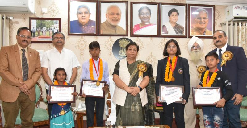 Courageous children were felicitated at Raj Bhavan, Guru Gobind Singh, Balidani Sahibzadon, Governor Anusuiya Uike, Chhattisgarh Civil Society, Dr.  Purnendu Saxena, former chairman of Minorities Commission Surendra Singh Kembo, Dr.  Kuldeep Solanki, Raipur, Chhattisgarh, Khabargali