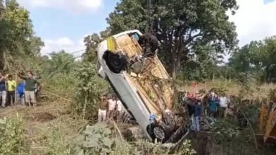 Painful accident, car fell into a well adjacent to the road, Kanker to Kondagaon, over speeding, Tapan Sarkar, Revenue Supervisor, Accident, Negligence of road construction agencies, Chhattisgarh, Khabargali