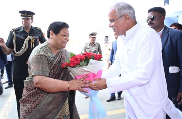 Governor Ms. Anusuiya Uike, Governor Vishwa Bhushan Harichandan, Chief Justice Arup Kumar Goswami, Chhattisgarh, Khabargali