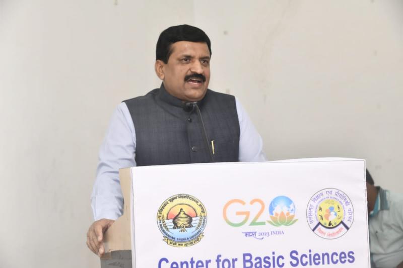Read, understand science, adopt scientific approach.,Dr. Dinesh Mishra, Lecture on Science Day at Ravi Shankar Vishwavidyalaya Raipur, President of Superstition Removal Committee and Eye Specialist, Chhattisgarh, Khabargali
