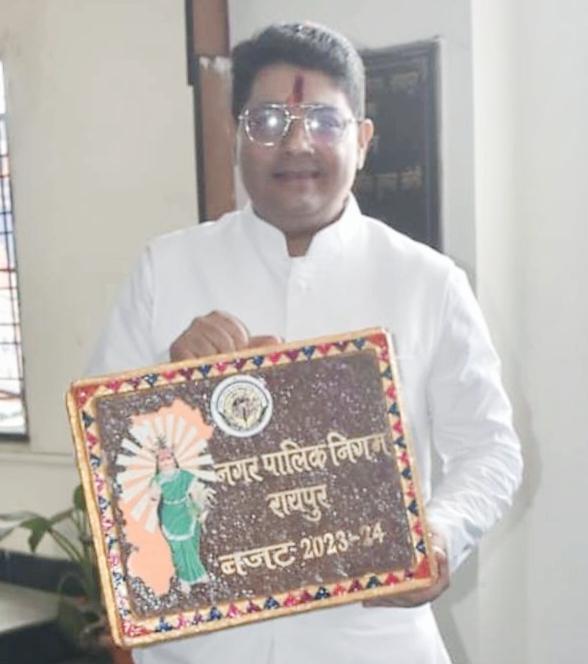 Mayor Ejaz Dhebar Bhagwad Geeta Shlok, gifts given to Raipur, Budget, Municipal Corporation, Chhattisgarh, News, khabargali